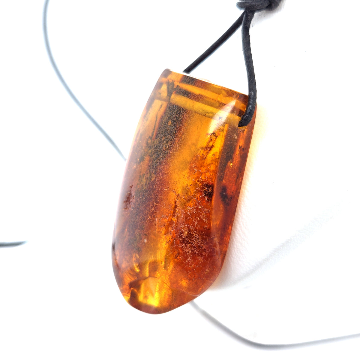Großer Naturbernstein-Anhänger in Orange an Lederband – Unisex, Handarbeit