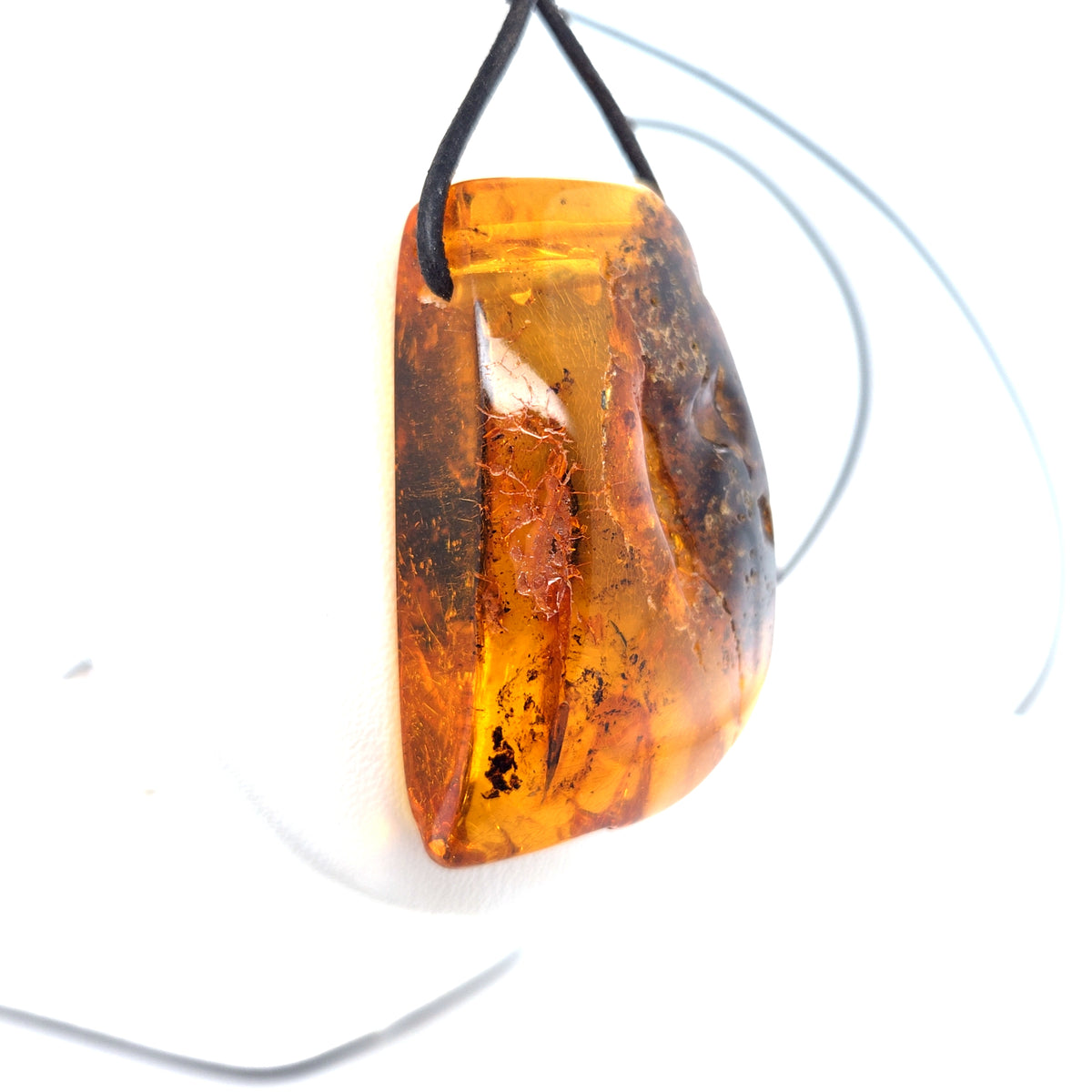 Bernsteinanhänger Orange mit Sonnenflitter an Lederband – handgemacht, Unisex