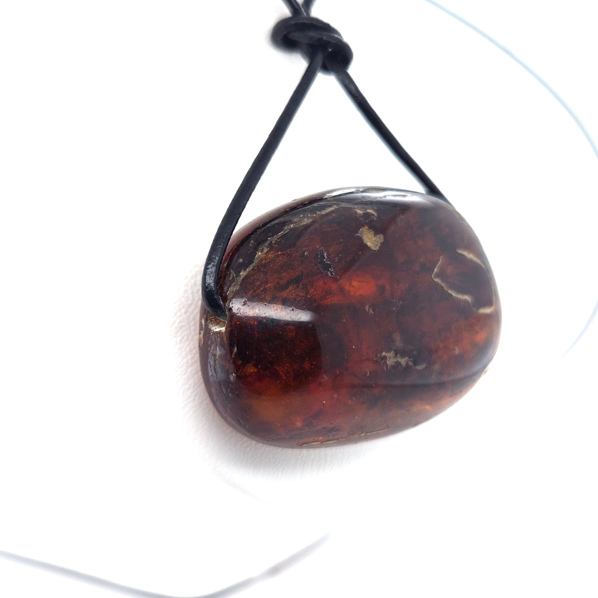 Breites Bernstein-Amulett in sattem Orange an Lederband – handgemacht, Unisex