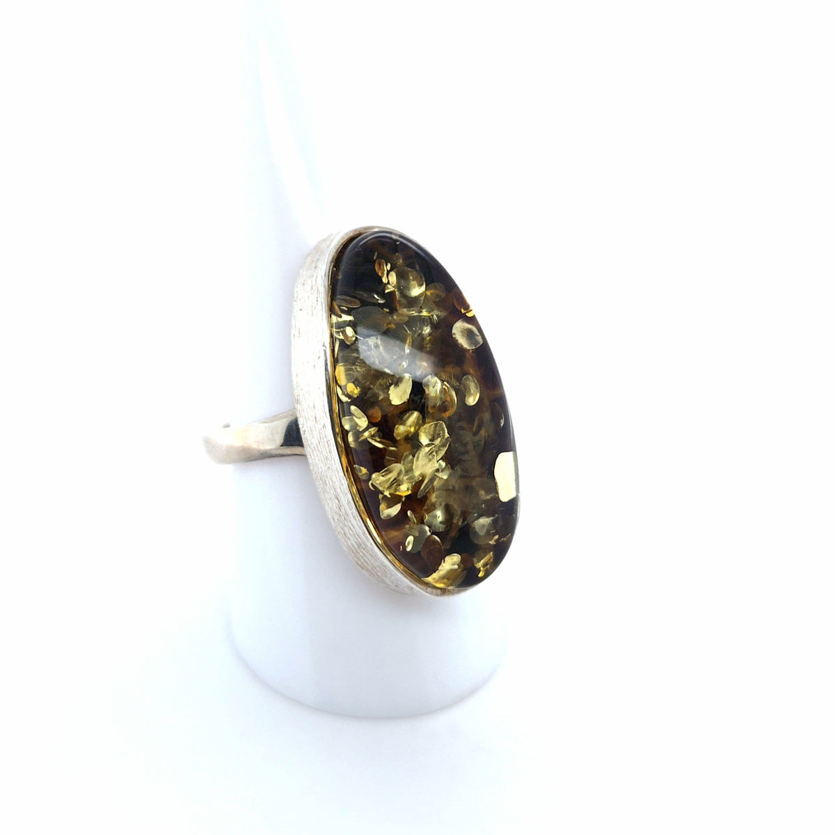 Funkelnder Ring mit grünem Ostsee-Bernstein oval, 925er Silber – verstellbar