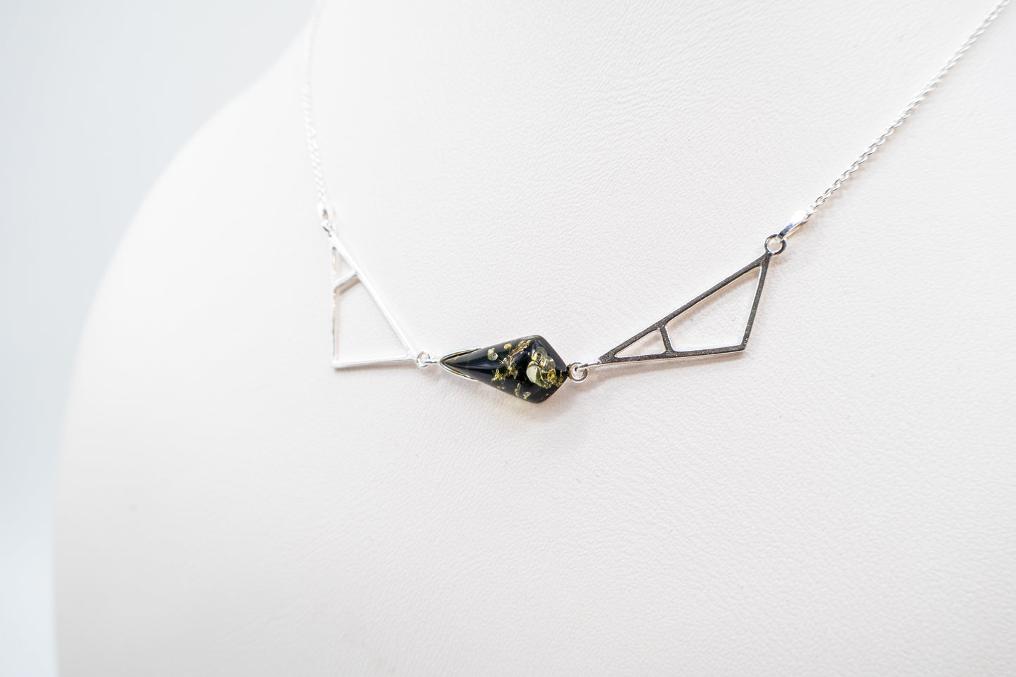 Exquisite Geometrie in Silber und Bernstein