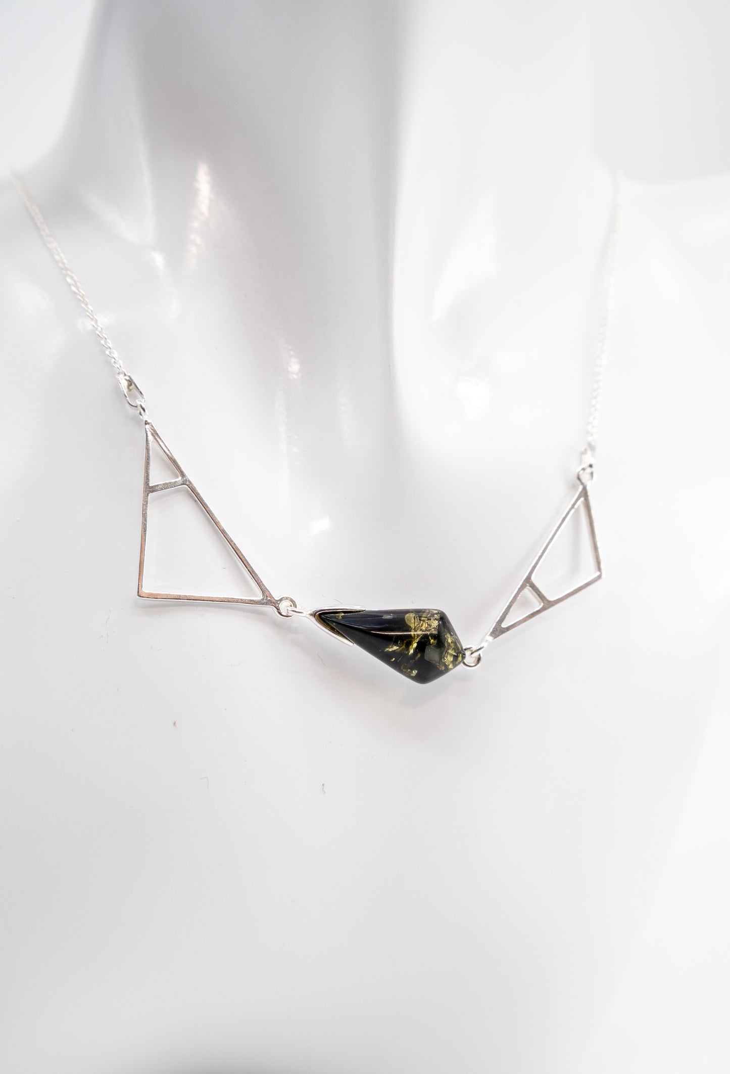 Exquisite Geometrie in Silber und Bernstein