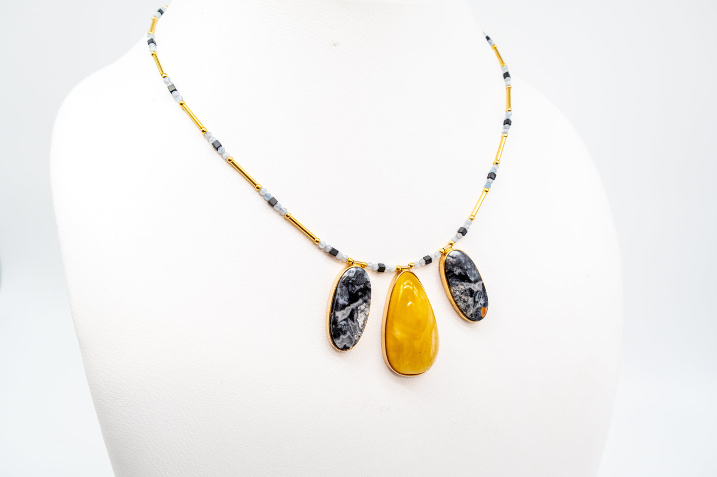Schickes Collier mit Bernstein und Edelsteinen kaufen