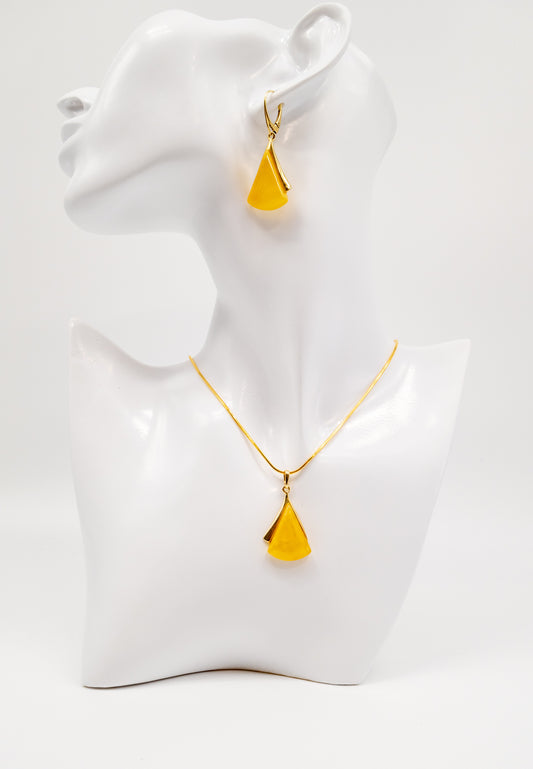 Exclusive gold-plated earrings with genuine amber