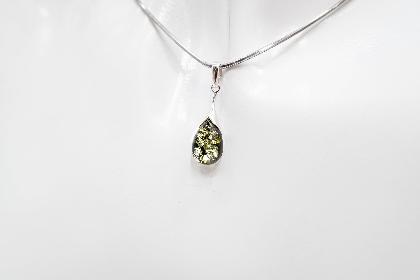 Edles Silber-Schmuckset mit tropfenförmigem Bernstein