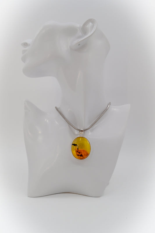 Round amber pendant – fine jewelry online