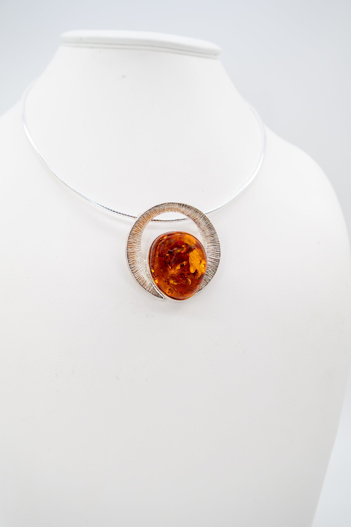 Exclusive pendant 4×4 cm with amber & silver