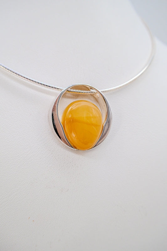 Complete jewelry set: amber pendant with silver ring