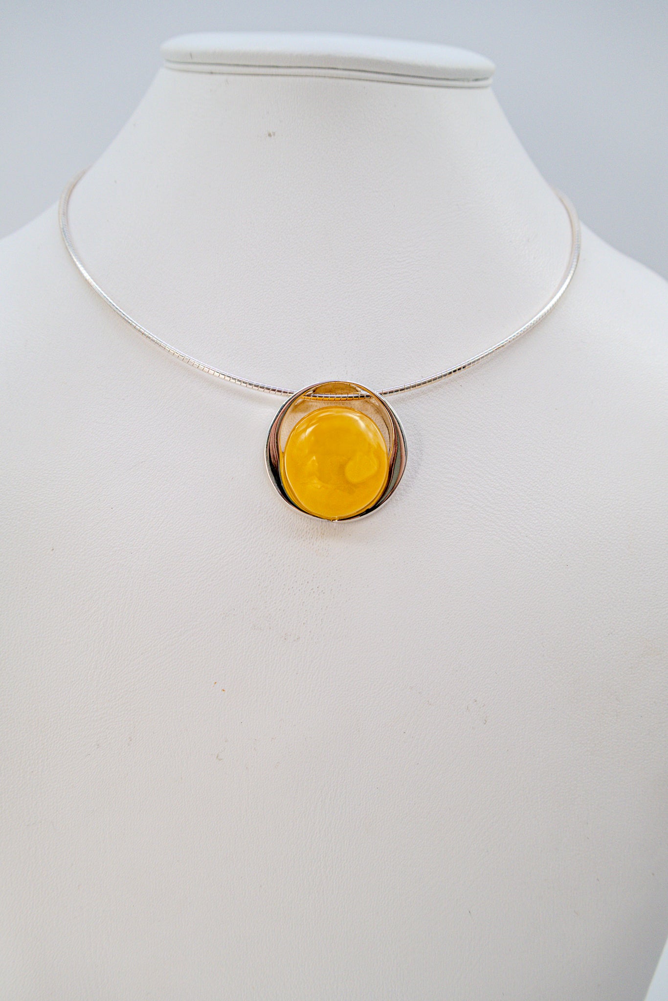 Complete jewelry: amber pendant with necklace