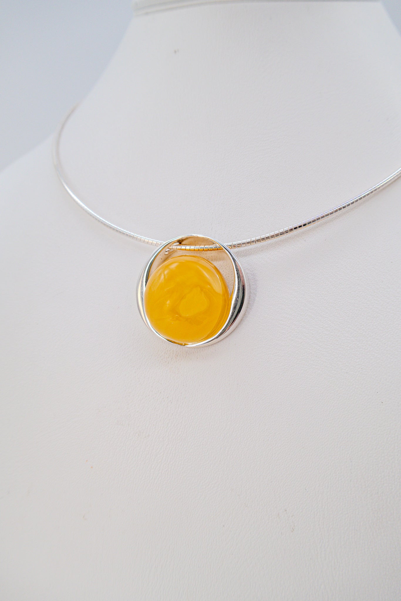 Complete jewelry: amber pendant with necklace