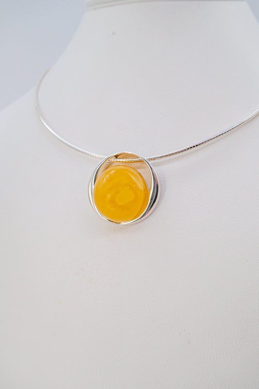 Complete jewelry: amber pendant with necklace