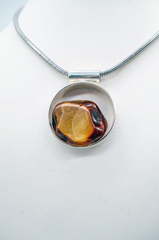 High-quality pendant – silver with amber