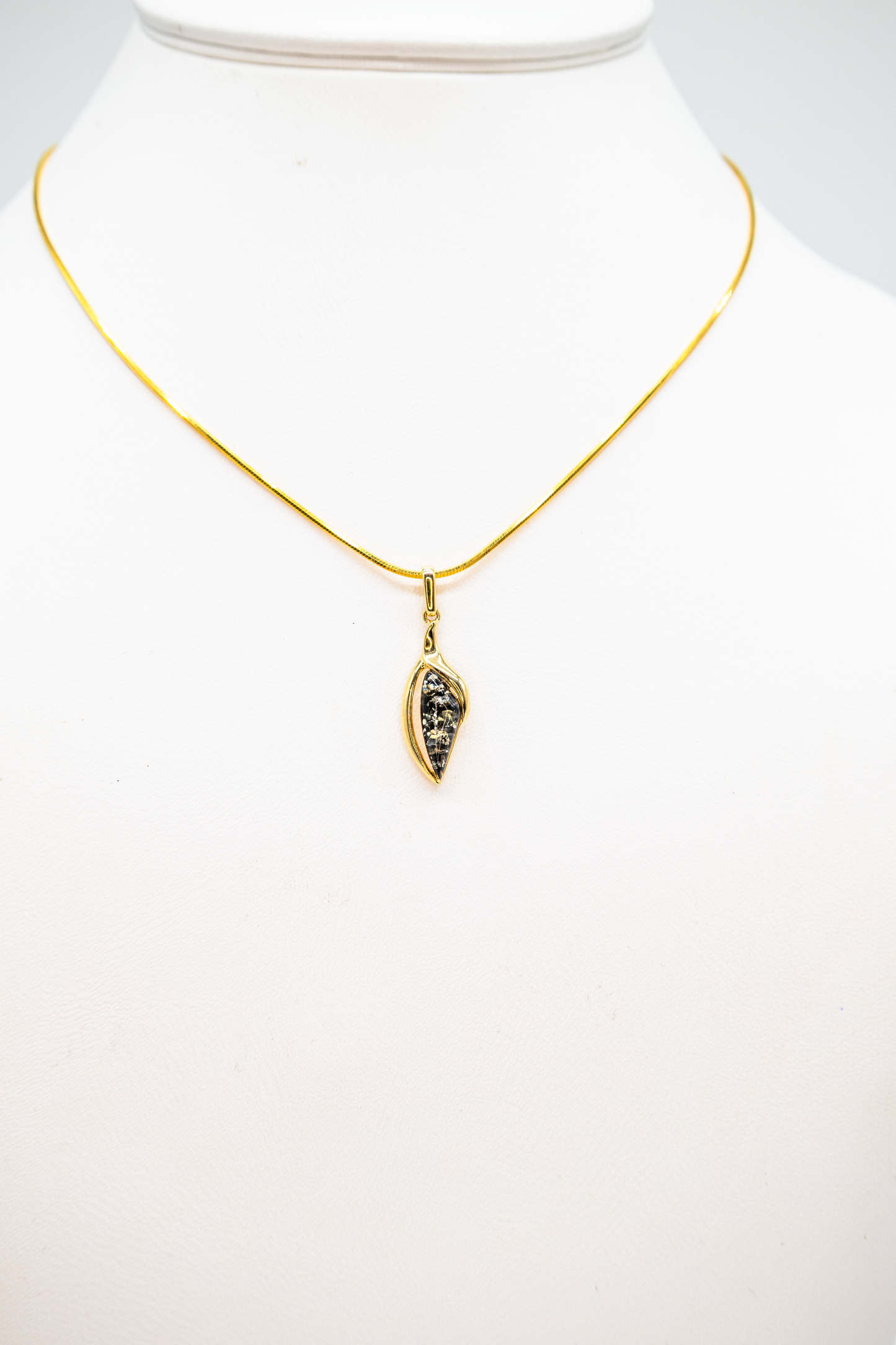 Elegant amber pendant gold-plated complete with chain