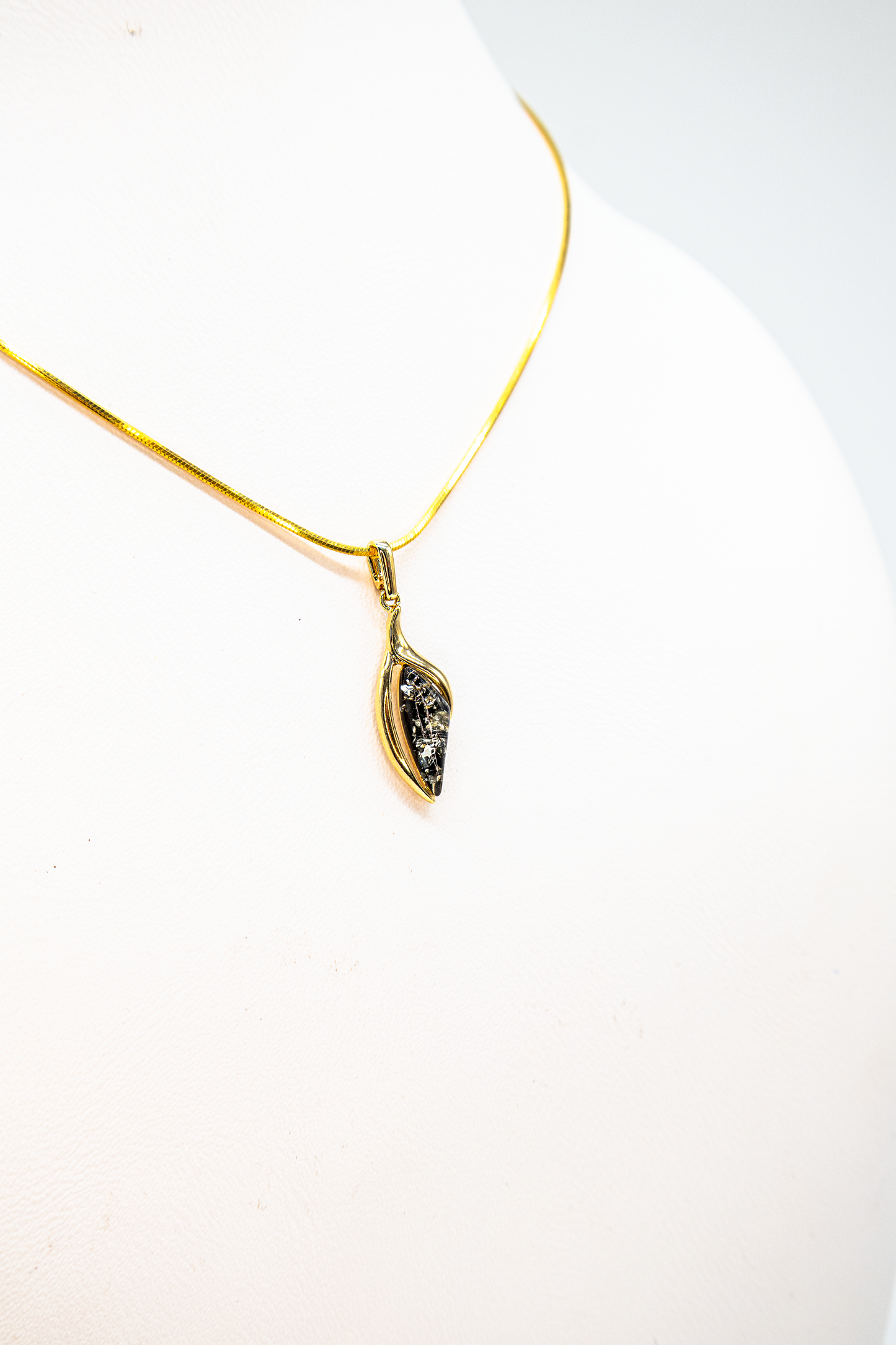 Elegant amber pendant gold-plated complete with chain