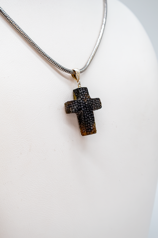 Modern cross pendant – amber in silver setting
