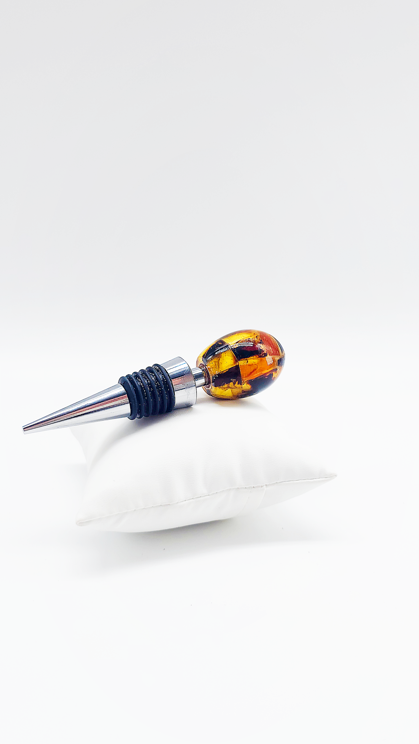 Elegant bottle stopper with amber