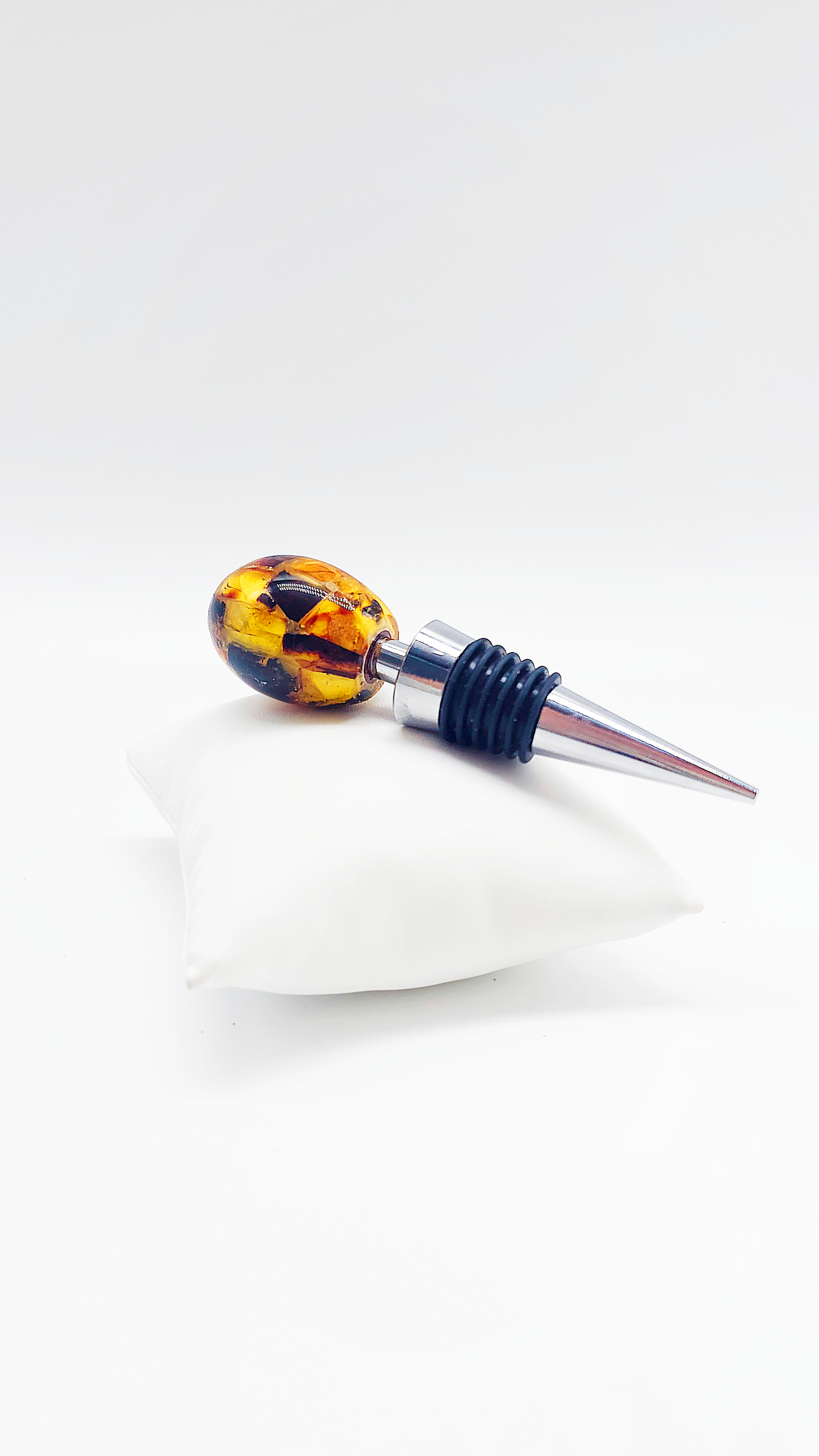 Elegant bottle stopper with amber