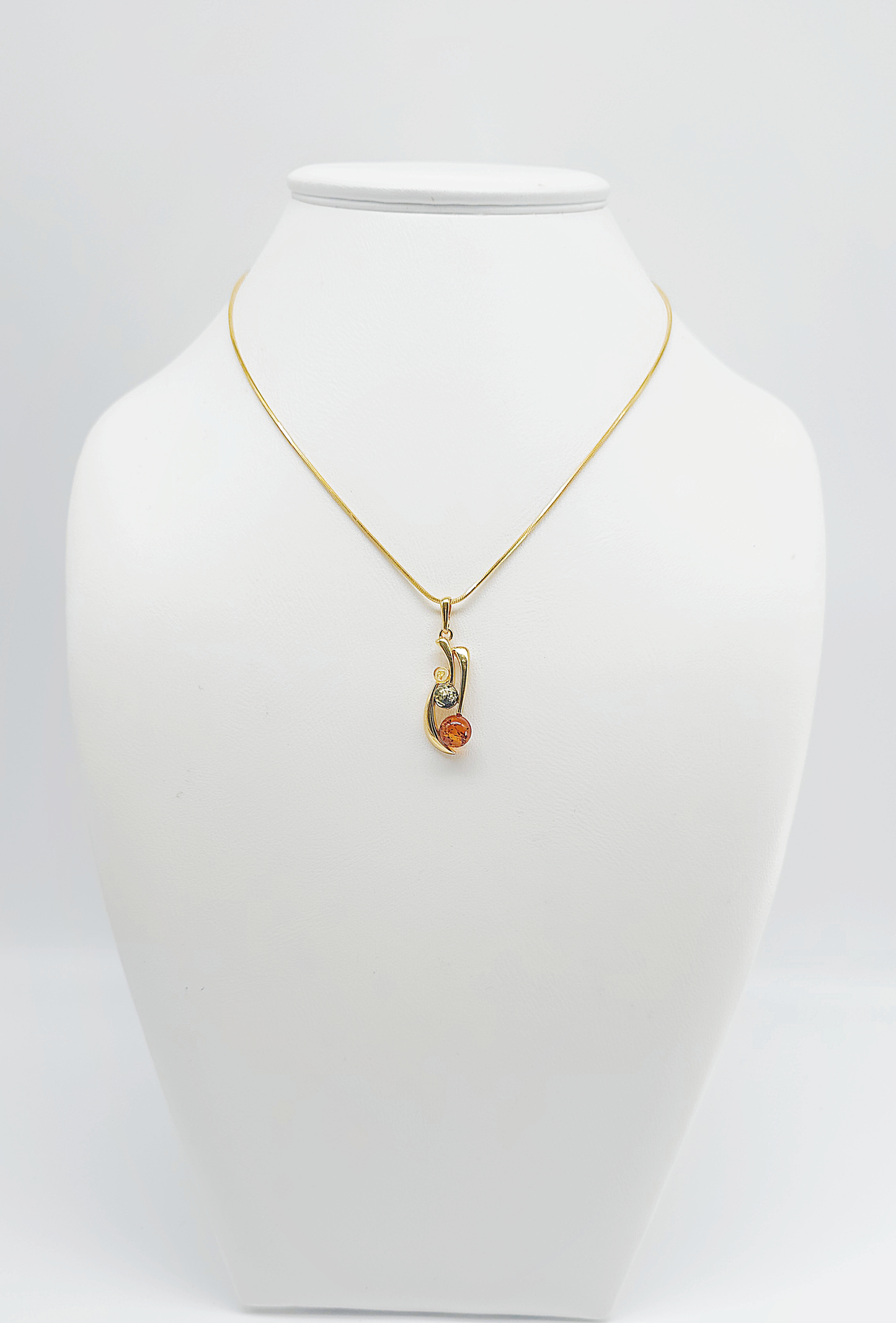 Stylish beauty: Gold-plated amber pendant