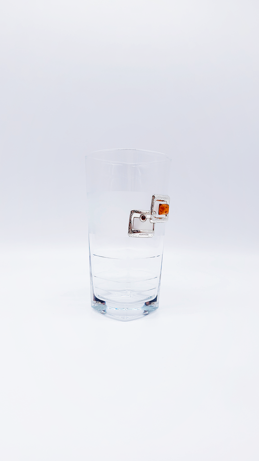 Elegantes Wasserglas mit Bernstein und Silberdekoration