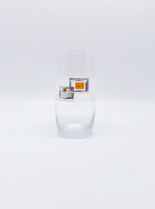Elegantes Trinkglas mit Bernstein und Silberakzenten