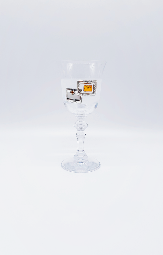 Elegantes Glas mit Bernstein- und Silberdekoration