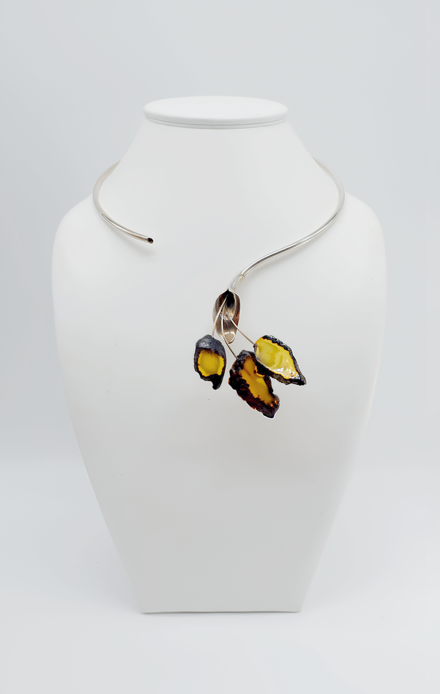 Exclusief design: zilveren collier met barnsteen