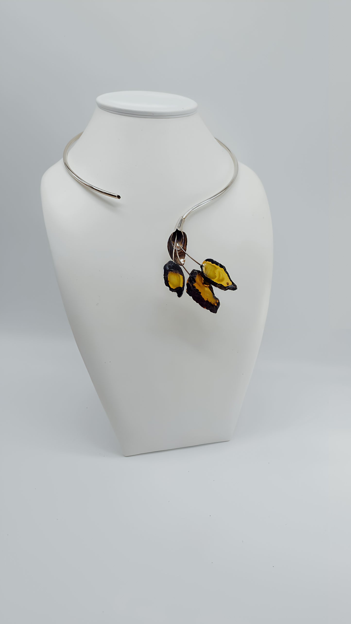 Exklusives Design: Silbercollier mit Bernstein