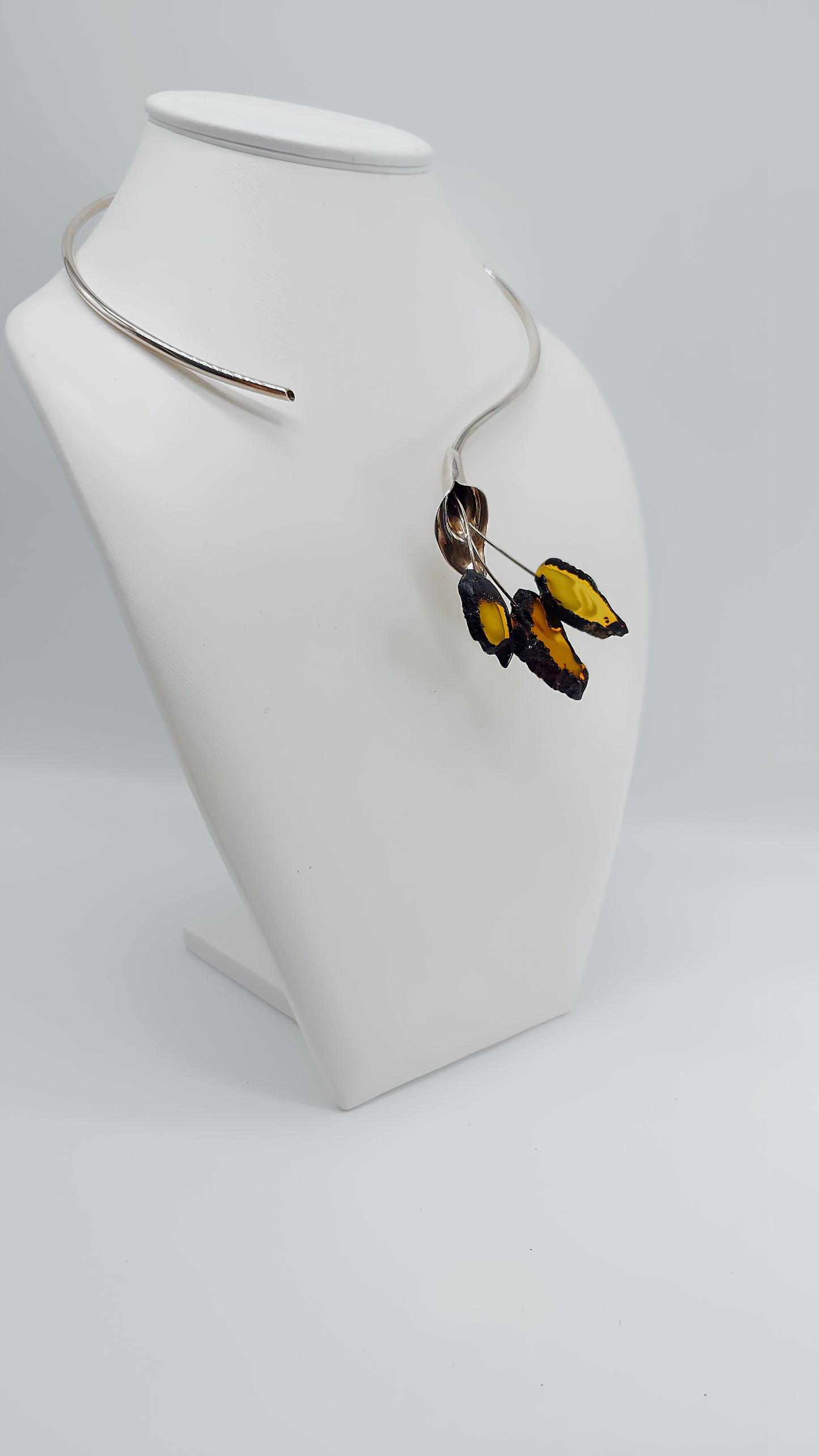 Exklusives Design: Silbercollier mit Bernstein