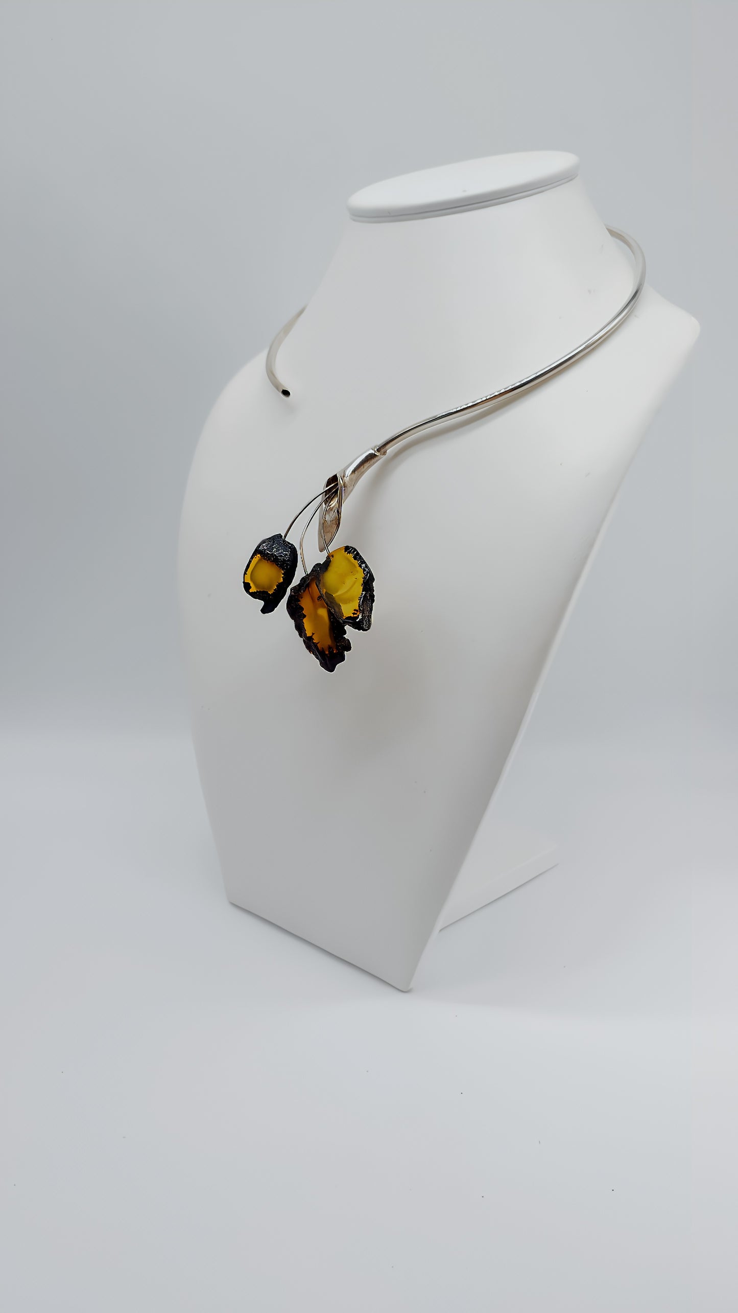 Exklusives Design: Silbercollier mit Bernstein