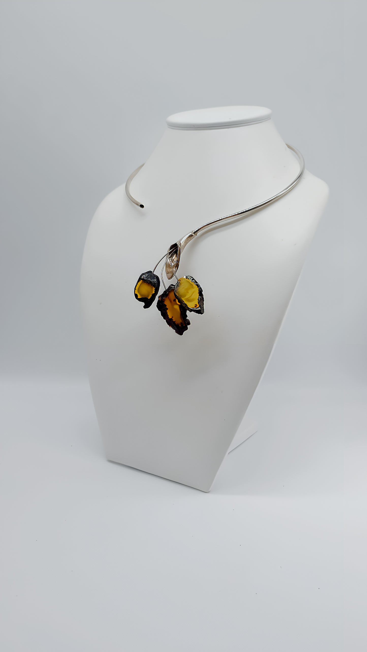 Exklusives Design: Silbercollier mit Bernstein