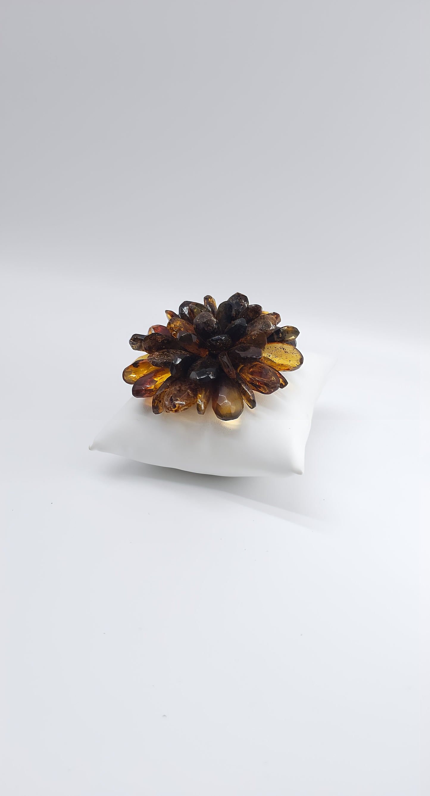 Naturinspirierte Bernstein-Brosche – Einzigartiges Blütendesign