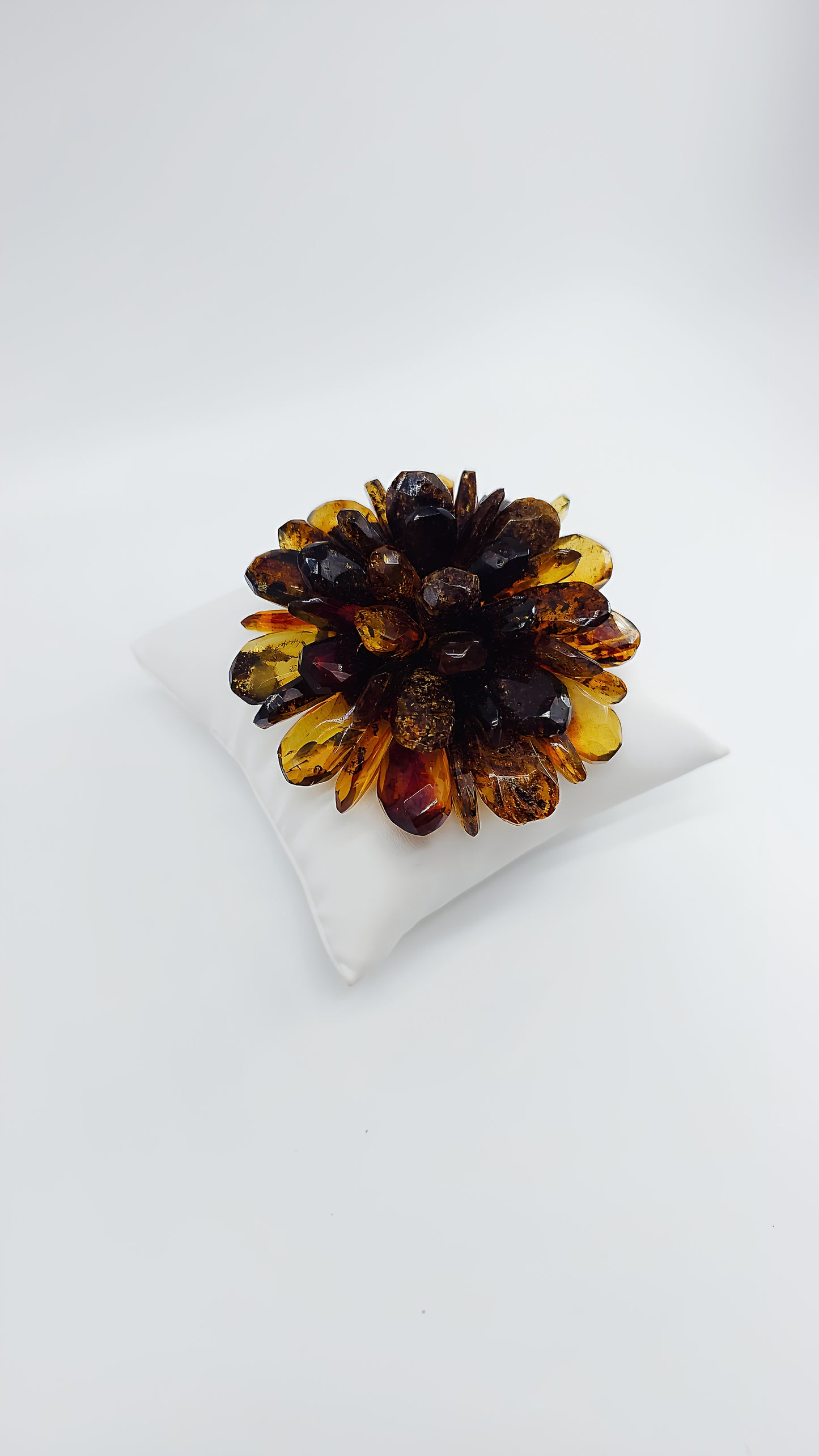 Naturinspirierte Bernstein-Brosche – Einzigartiges Blütendesign
