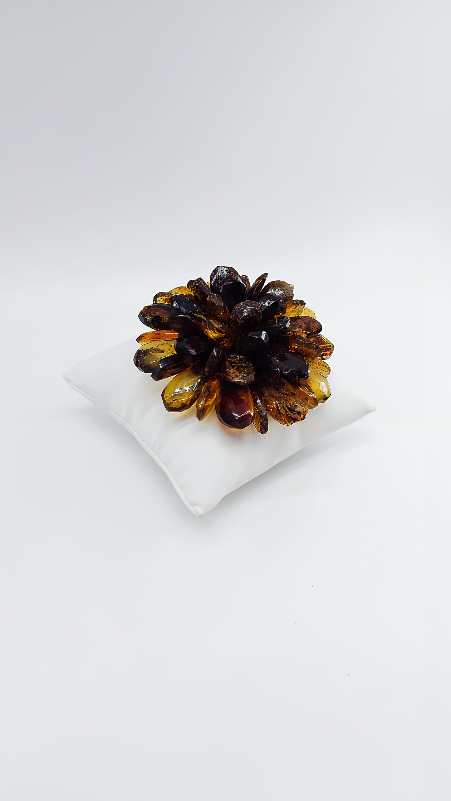 Naturinspirierte Bernstein-Brosche – Einzigartiges Blütendesign