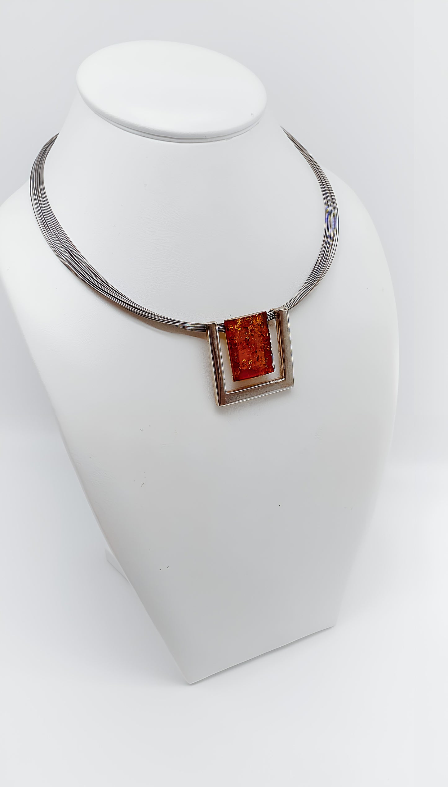 Kunstvolles Quadrat: Bernstein-Silber Collier