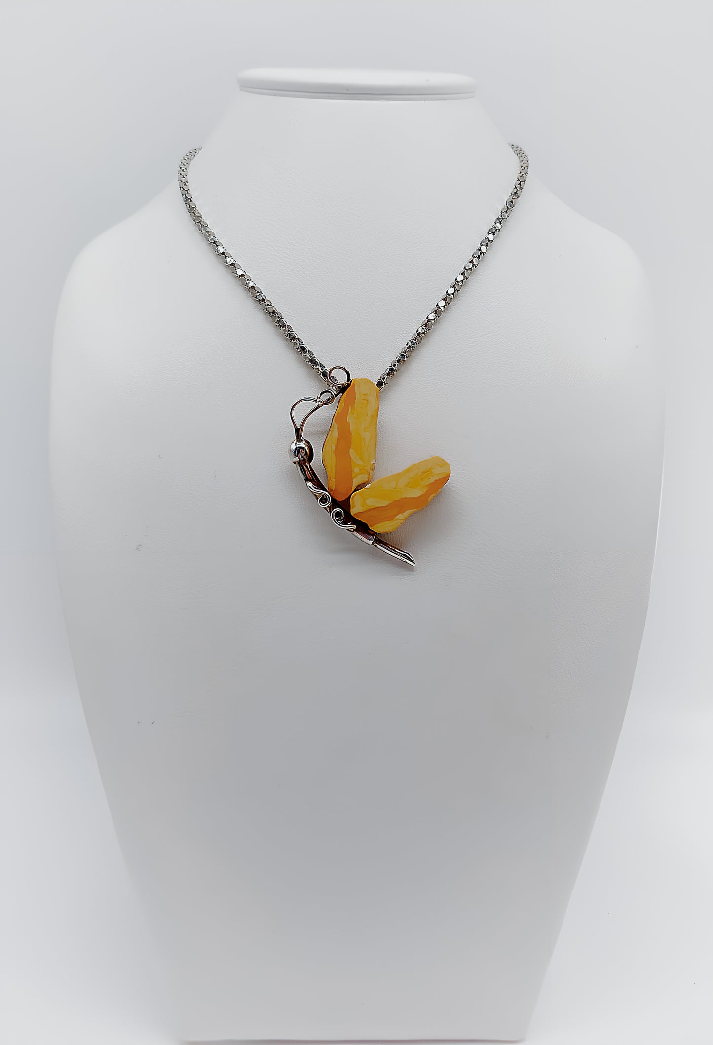 Naturzauber: Schmetterling aus Bernstein und Silber