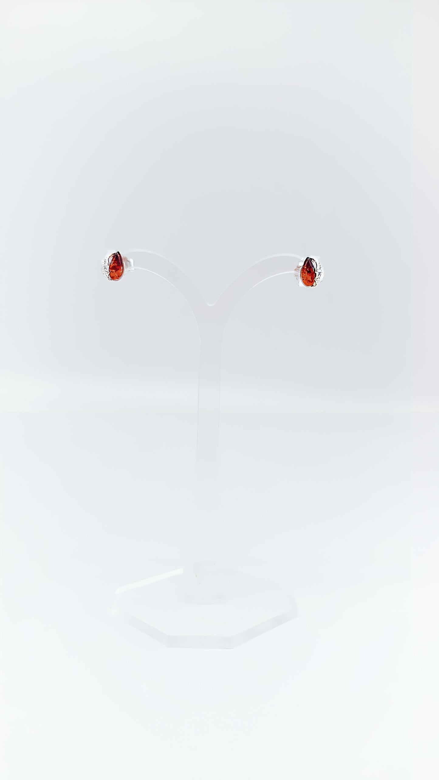 Shimmering drops: Amber meets precious silver