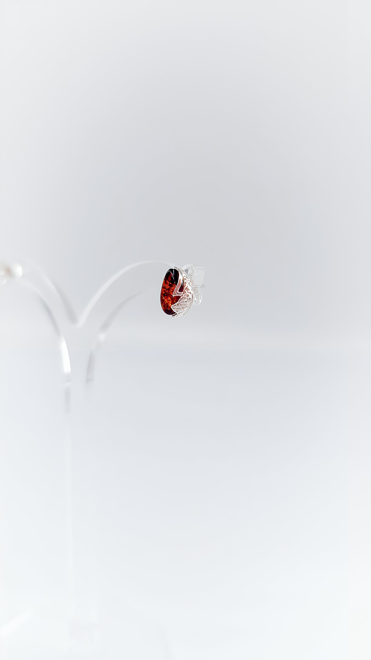 Shimmering drops: Amber meets precious silver