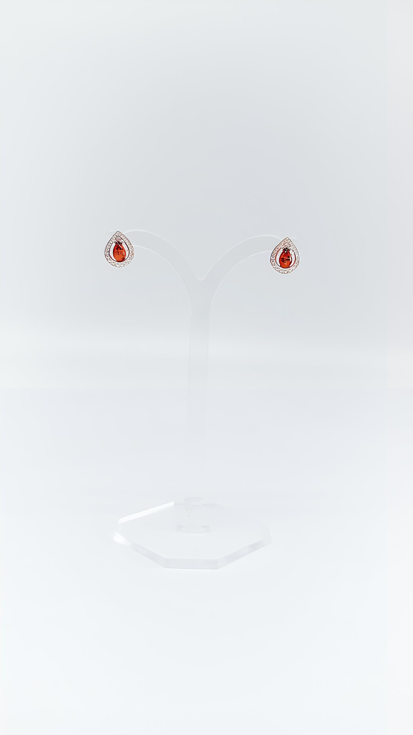 Glamorous drops: Amber in a noble frame