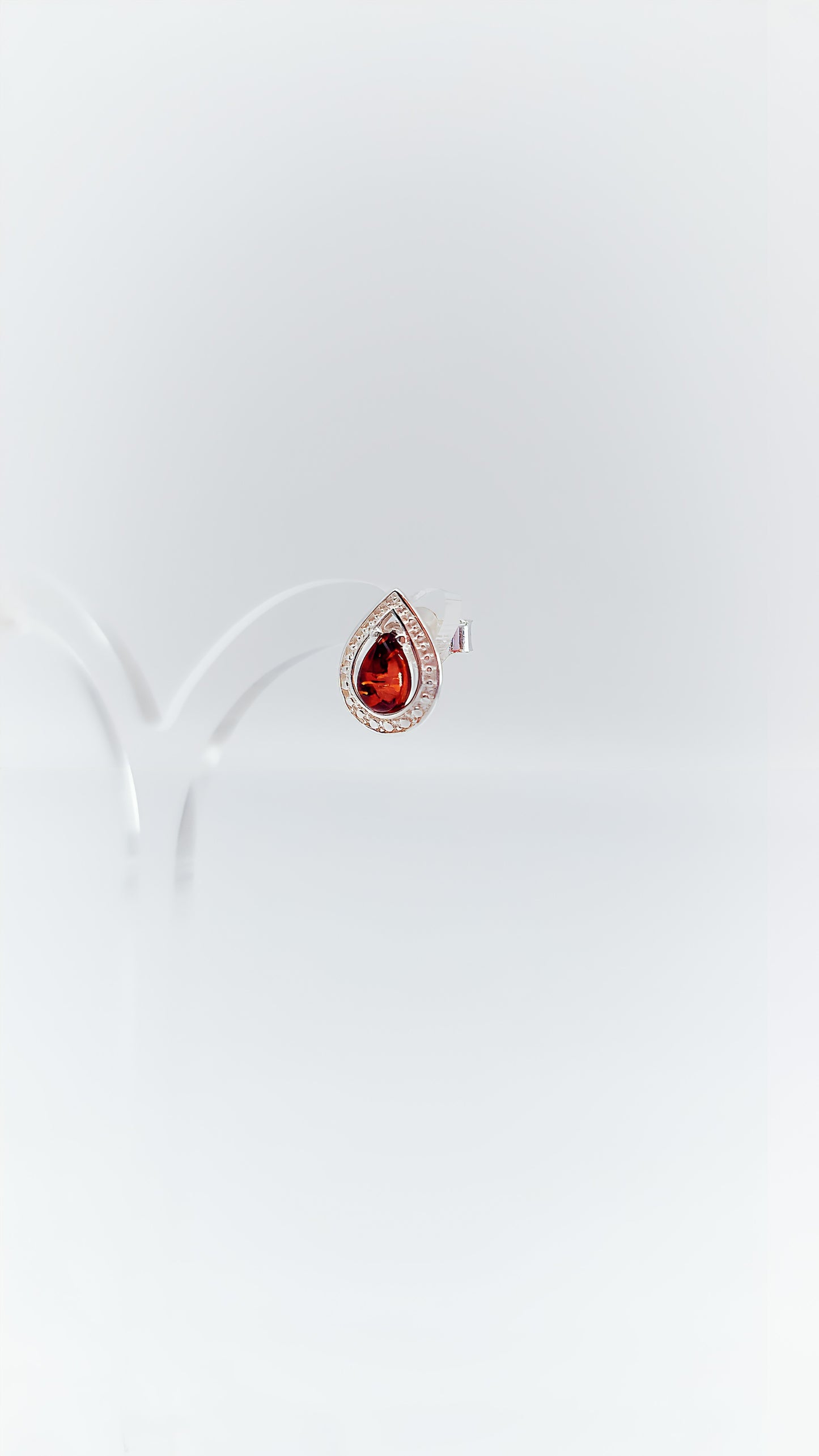 Glamorous drops: Amber in a noble frame