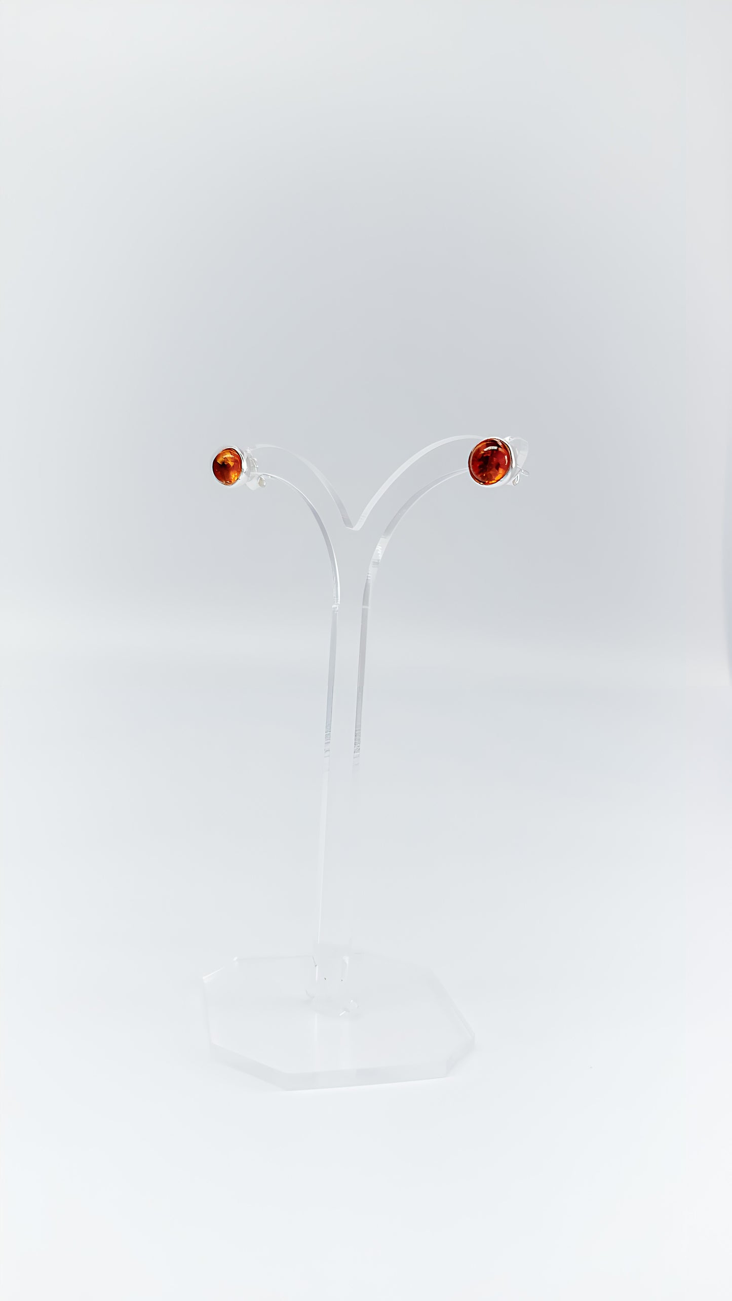 Round perfection: amber earrings in silver