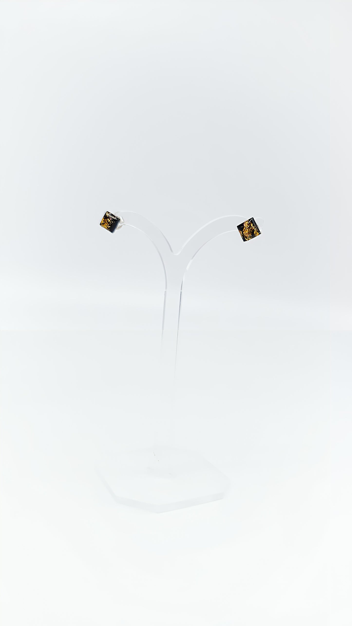 Modern chic: amber in a square design