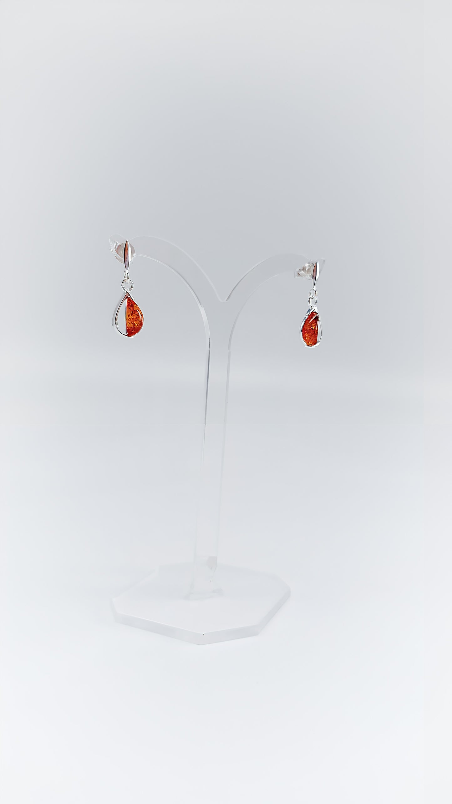 Flowing shine: ear studs with amber and silver