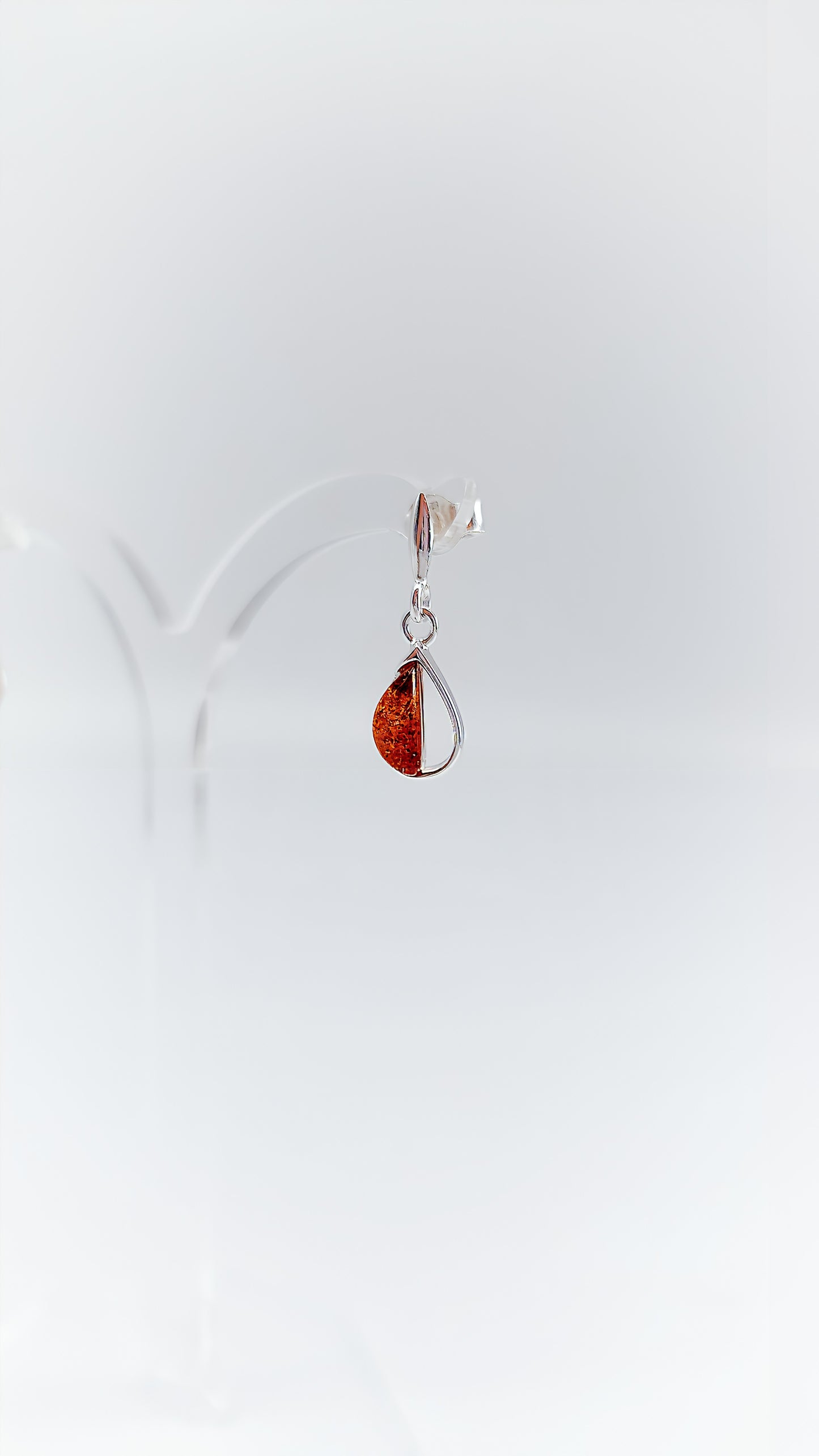 Flowing shine: ear studs with amber and silver