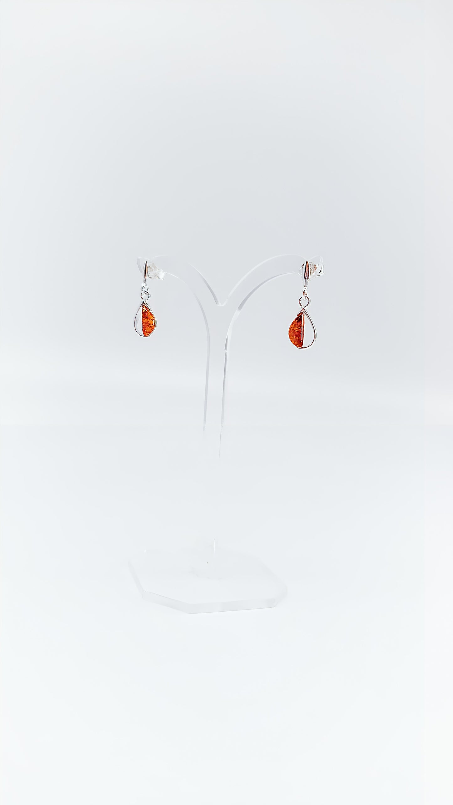 Flowing shine: ear studs with amber and silver