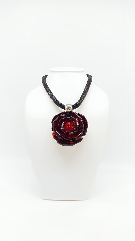 Rose gold: amber pendant in rose design