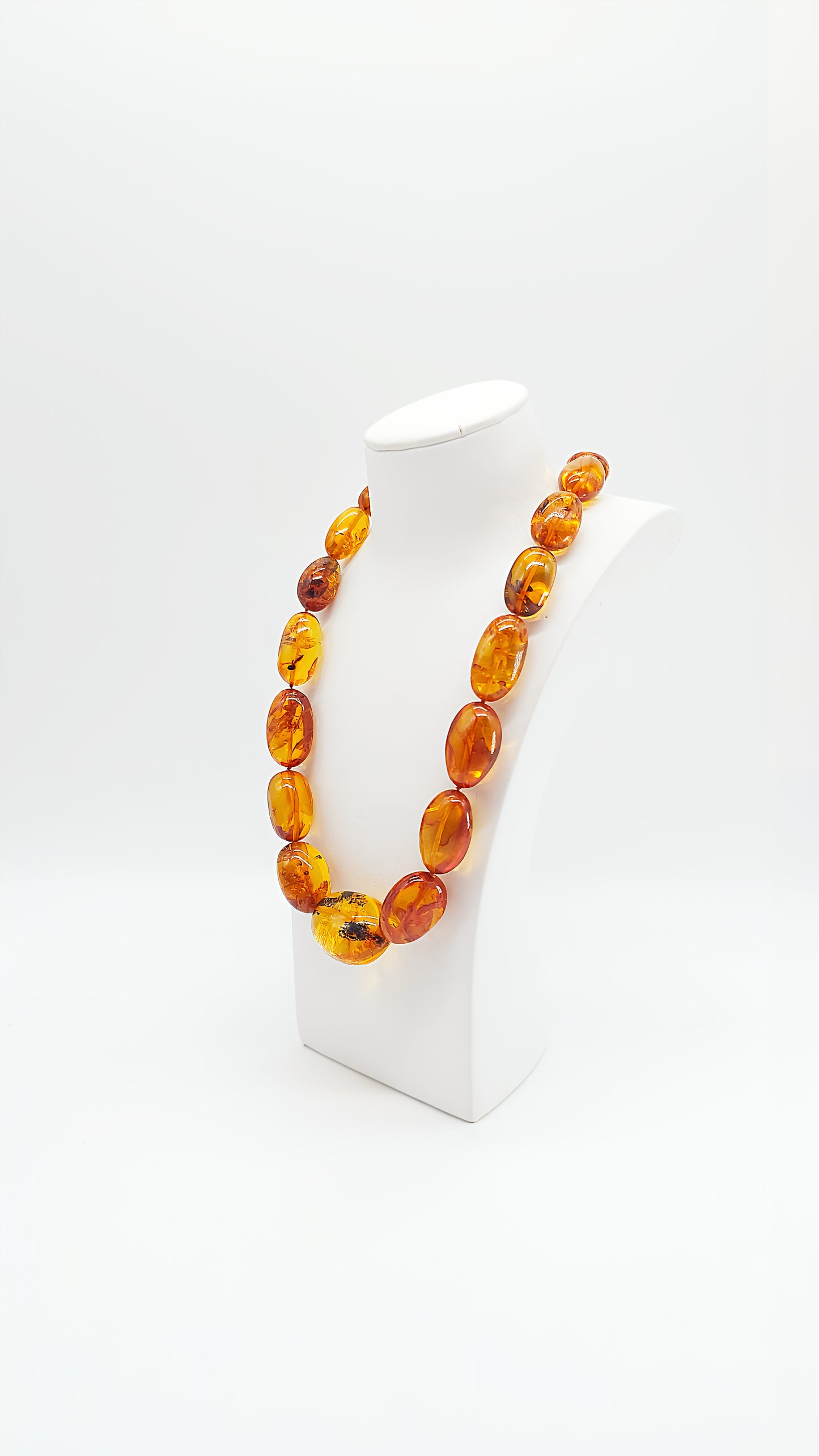 Golden amber: Unique necklace for special moments