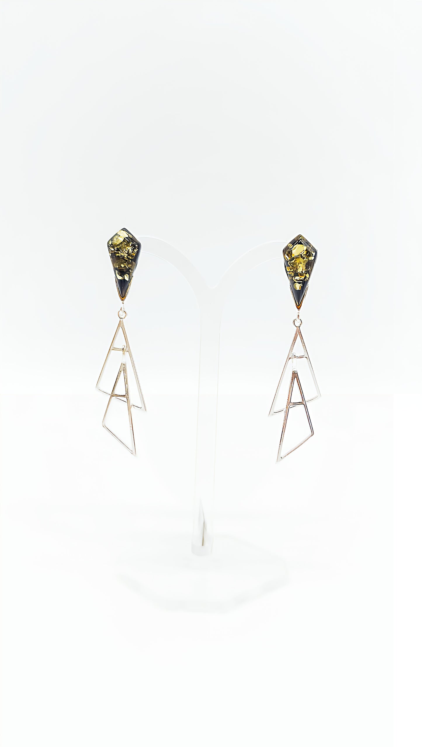 Geometric chic: earrings with green amber
