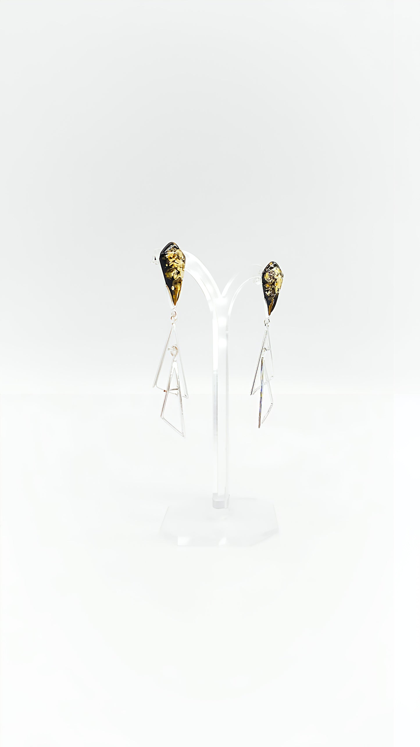 Geometric chic: earrings with green amber