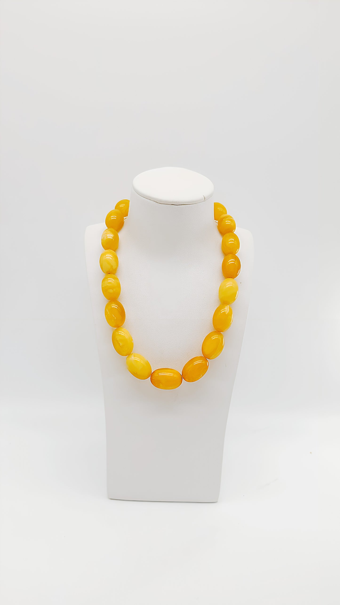 Bright yellow tones: Unique amber necklace