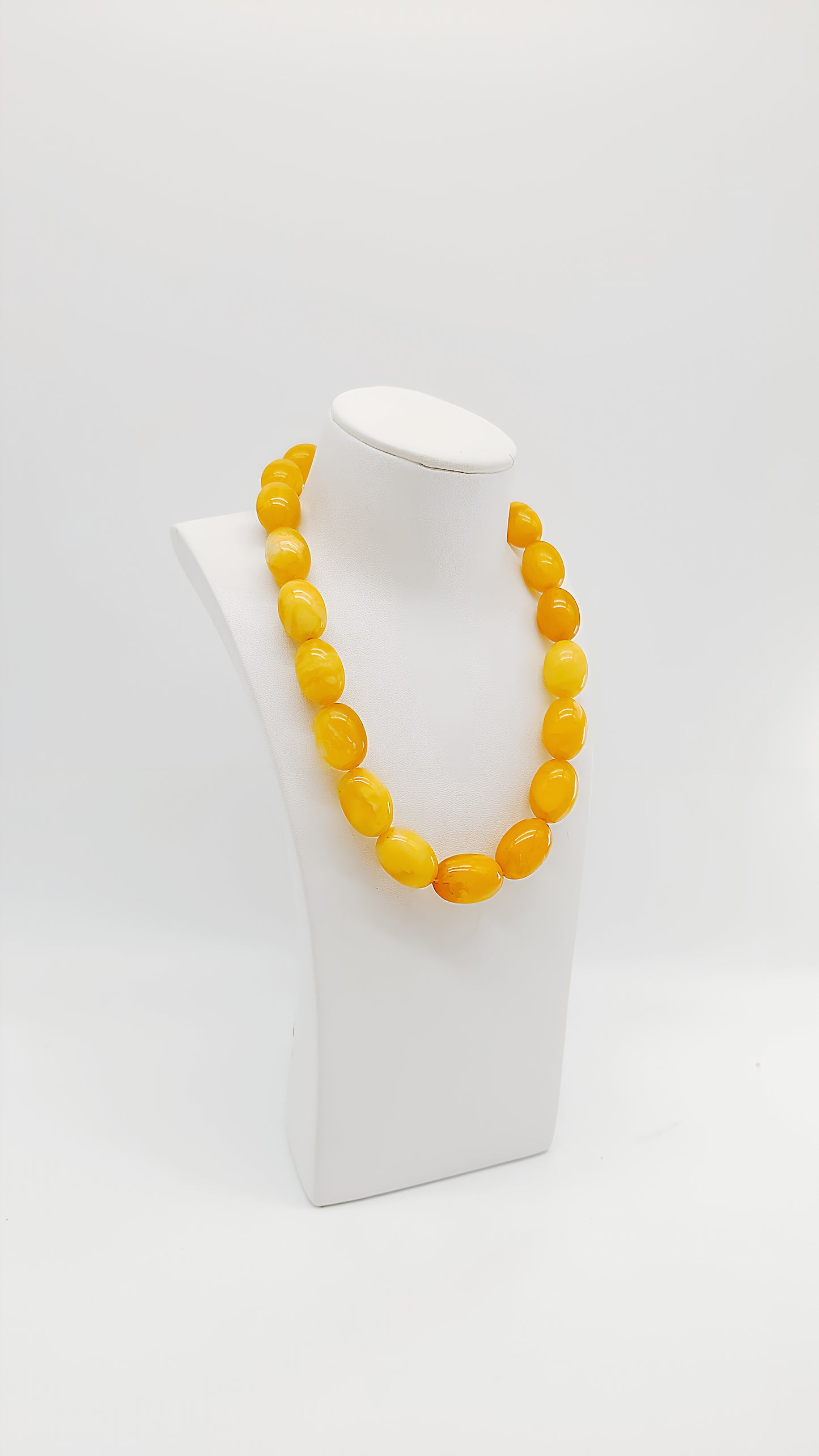 Bright yellow tones: Unique amber necklace